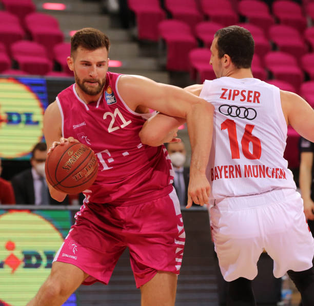 后防线的稳 后防线的稳